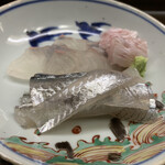 片折 - お造り。細魚の昆布締めと平目