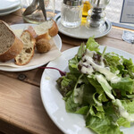 ブレッド&タパス 沢村 広尾 - セットのパン・サラダ