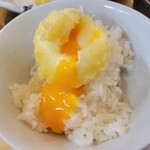 天ぷら刺身の旨い店 天ぷら 丸和 - 半熟卵オンザライス