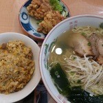 中華 虎楼 - ラーメン、半チャン、唐揚げセット（８８０円）塩と醤油が選べます。