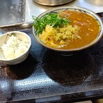 丸亀製麺 - 【2022.5.10(火)】トマたまカレーうどん(並盛)690円が着前