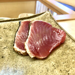 鮨おばな - 燻された鰹　皮目が香ばしい