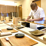 鮨おばな - 明るいカウンターです