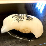 鮨おばな - 竹墨と塩で食べる泥障烏賊
