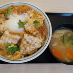 かつや - ”特カツ丼”は80g"豚ロース肉"に”温泉たまご”をトッピング、そして”ご飯増量”しています。