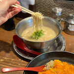 らーめん 極 - バリカタの細麺がこっくりとした豚骨スープに合う