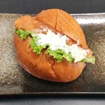 ジュリアンベーカリー - バターロール（甘酢白身魚サンド）140円