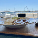 セリオンキッチン - カレー越しの窓からの景色。土崎港付近には風車がたくさんありました。少しだけ銚子を懐かしむ