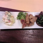 嘉 - ちょこっと一品3種（左から　ポテトサラダ、鶏皮唐揚げ、土手煮）