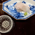 Edomae Shibahama - モチモチの鮃を付けるのは、繊細な煎り酒。そのまま飲めるほど清く美味。