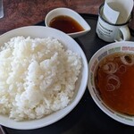 Katsuya Tontei - こちら＋100円の定食分(小瓶はソテーのソース)
                        ご飯がかなり多くて、それ自体は喜ばしい
                        中華料理屋併設なので汁物はそっち系
                        豚汁までは望まんがせめて味噌汁を