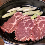 コロムビア - 豚肉をよく焼きネギをのせる