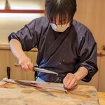 天ぷら たけうち - 穴子を捌くたけうちさん