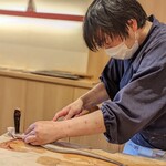 天ぷら たけうち - 穴子を捌くたけうちさん