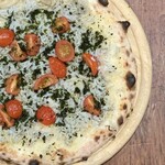 Fresh tomato pizza with kettle-fried whitebait and green seaweed