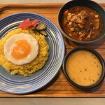 ハブモアカレー - チキンカレーと豆カレーのセットに目玉焼きをプラス