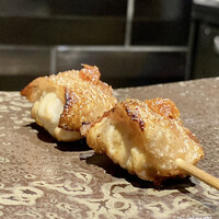 YAKITORI 燃 es - 振袖 6年熟成のかんずり乗せ
                最初の一口目から溢れ出す姫っこ地鶏の脂の旨みに、かんずりのまろやかな辛みがいつもながらの美味しさです♪
                唐辛子を塩漬けにして雪にさらしたかんずり、奥深い調味料ですとても。