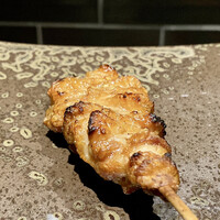 YAKITORI 燃 es - 皮（胸の皮）
                  今日のテーマは皮を美味しく！
                  胸の皮は生から炭火で焼いての登場。
                  皮から脂がジュワ〜と、なんて香ばしいのでしょう！
                  脂の甘味に少し炭で焦げた皮とお肉がギュッとした食感が堪りません！