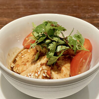 YAKITORI 燃 es - 絶品よだれ鶏
                胡瓜のシャキッとした瑞々しさにピリ辛いタレが凄く合うのです！
                鶏肉はしっとりとしてジューシー、箸が止まらずあっという間に完食しました♪
                中華料理店とは一味違う美味しさ、秘密はなんだろう？