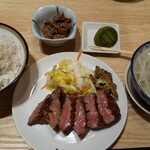 Gyuutan Sumiyaki Rikyuu - 牛タン極定食3枚6切2,640円(税抜)