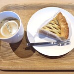 ピピカフェ比布駅 - ケーキセット（アップルパイ ＋ コーヒー）