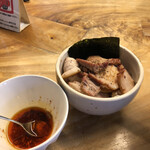 一番いちばん - 辣油をかけて食べる、海苔巻いて食べる。これ400円です。満腹になります。