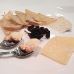 ヴィア パーチェ - チーズ盛り合わせ3種(エポワス、カマンベール、コダカ)