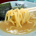 ラーメン 矢口家 - 丸山製らしい立体感ある啜り＆頬張り心地の良いモッチリ中太麺