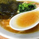 ONOMICHI - 透明感のあるサラッとした口当たりながらも豚骨のボディ感はしっかり！ × 多目の鶏油が重なる極上スープ