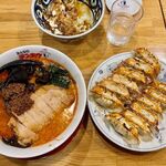 テンホウ - 肉揚げ辛口タンタンメン（お得なぎょうざセット）　1290円　＋　ぎょうざ追加