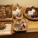 ブーランジェリー ブルディガラ 大阪店 - ハード系が並びます1