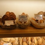 ブーランジェリー ブルディガラ 大阪店 - ハード系が並びます2