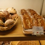 ブーランジェリー ブルディガラ 大阪店 - ハード系が並びます3