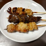 日本一 - 料理写真:手羽にんにく、レバー、もも（どれもタレ）。