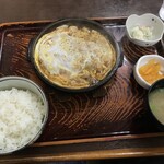 そば処 一心 - カツ重定食（940円）