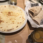 デリー - 左がクルチャ、右がチャパティ