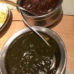 デリー - 奥がコルマカレー、手前がサグチキン