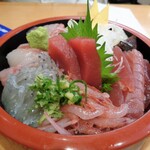 沼津魚がし鮨 - 駿河地魚丼1386円