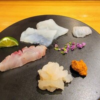 小判寿司 棚倉 - お造りは、相馬のほしかれいは昨日神経、天草のいさきも神経〆して皮を炙って、白えびは昆布〆、海老味噌、薬味は塩、わさび、カレイの肝ポン酢