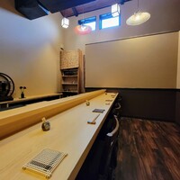 鮨駒 - カウンター席だけ、天井が高く解放感があります
