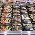 Uotaku Honten - 色んな種類の寿司が山積み