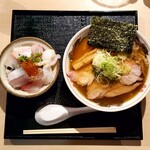 Aradaki Chuukasoba Gyorogyoro - 〝本日の限定〟ラーメン800と〝日替り丼〟五種海鮮丼