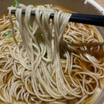 そばいち - 二八の麺は細打ちでホシが入っています