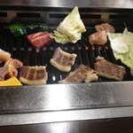 焼肉の一休 - 肉焼いてます