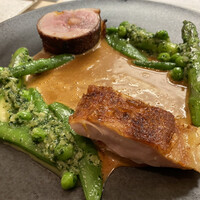 フランス料理 タンモア - 鹿児島県産去勢鶏の胸肉、腿肉のロースト、ソースアメリケーヌ、春野菜