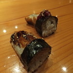 天寿し - 穴子を２つに切り分け、２種類の味でいただきます。