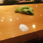 天寿し - 胡瓜と塩でスタート。