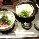 うどん料理 千 - 醤油たまごうどんと本日のミニサービス丼（サーモントロ）、880円