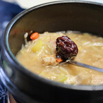 韓国薬膳料理 葉菜 - "參雞湯（サムゲタン、おたねにんじんとにはとりのくすりじる）"、棗（なつめ）