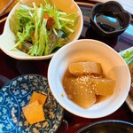 Atsugiri Gyuu Tan To Touhoku Jizake Mutsu - サラダと小鉢です